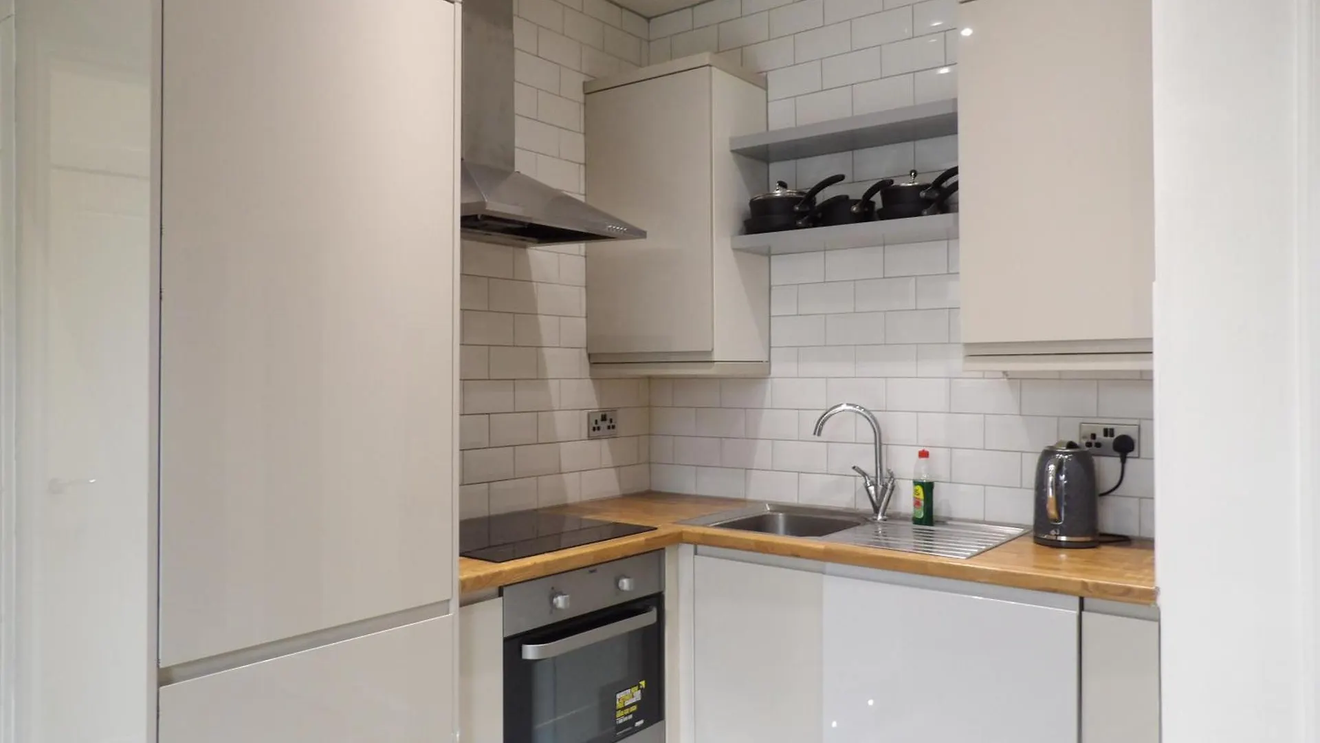 Ground Floor Flat With Patio And Hot Tub Near Murrayfield Stadium Edinburgh 0*,
